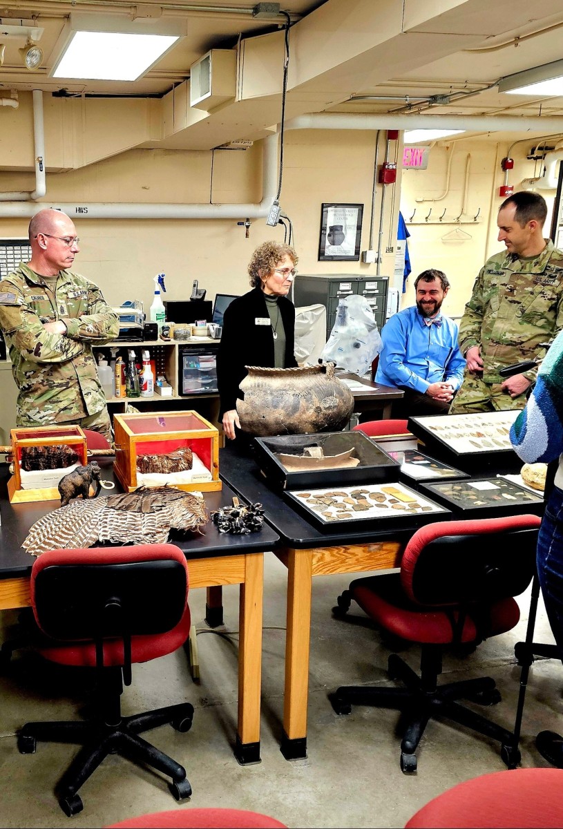 Photo Story Garrison Leaders Visit Mississippi Valley Archaeology