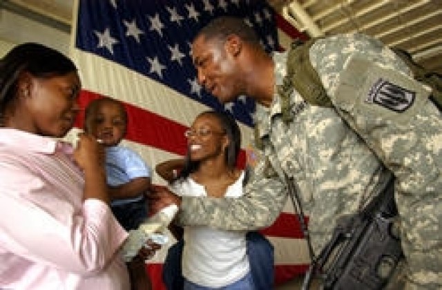 Tears, hugs greet GIs returning from Iraq