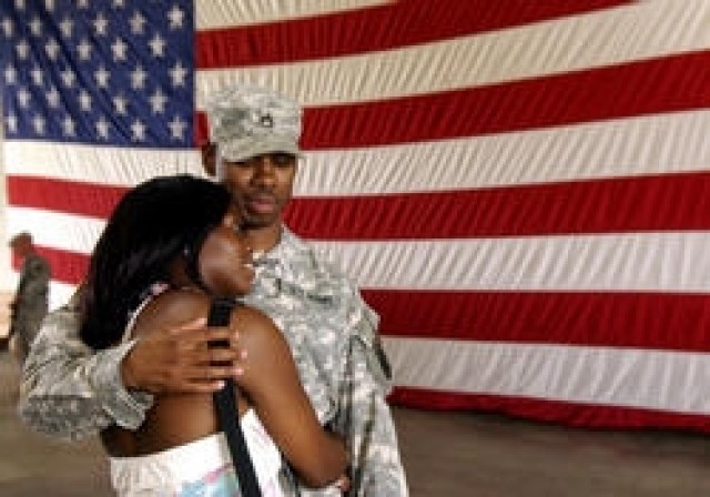 Tears, hugs greet GIs returning from Iraq