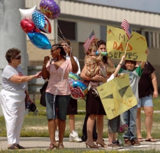 Tears, hugs greet GIs returning from Iraq