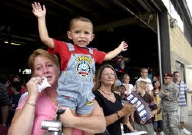 Tears, hugs greet GIs returning from Iraq