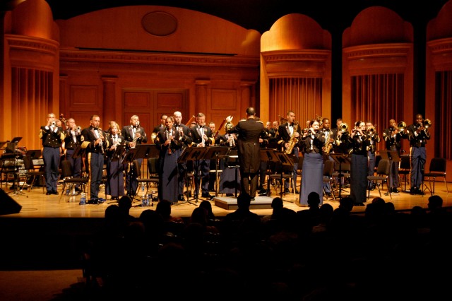 The Army Ground Forces Band performs stellar concert at local college