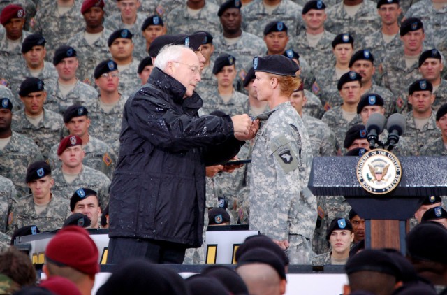 Cheney meets with wounded Soldiers
