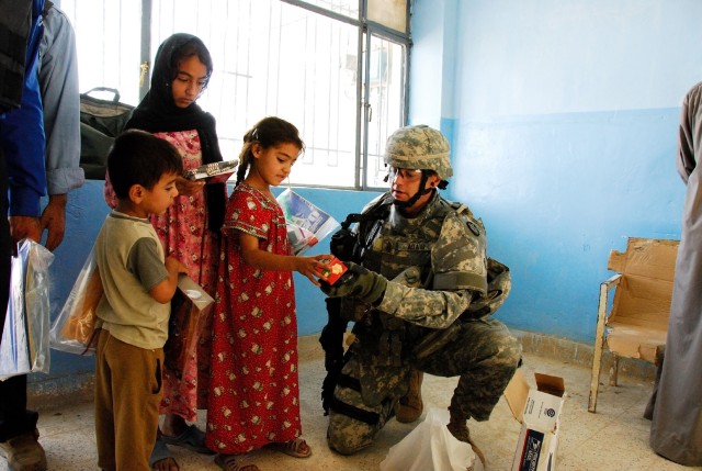 MND-B Soldiers distribute school supplies to Iraqi children