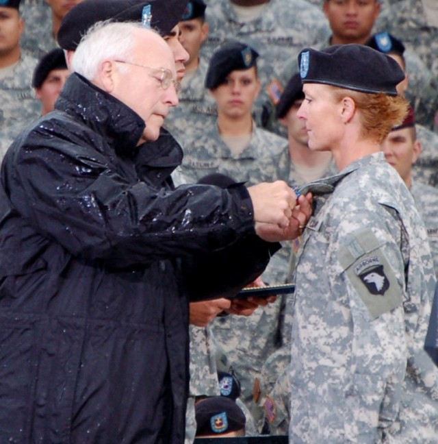 CWO3 awarded Distinguished Flying Cross