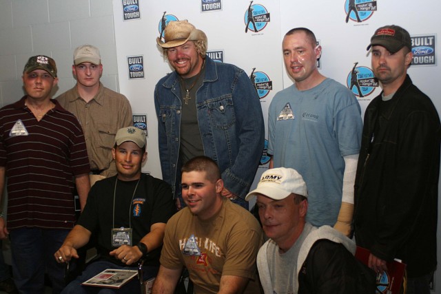Country superstar &#039;hooks up&#039; wounded warriors