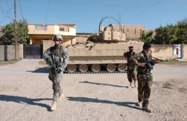 Iraqi troops respond to explosion