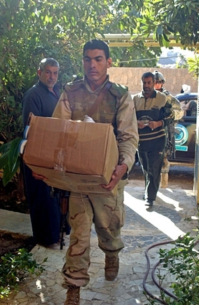 Iraqi Shiite national police help displaced Sunni Muslims