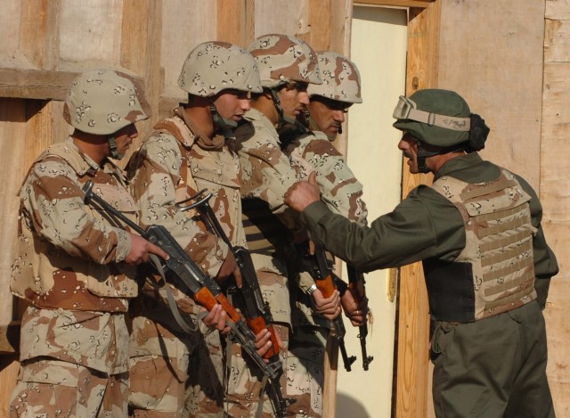 Iraqi troops train with the help of MiTTs