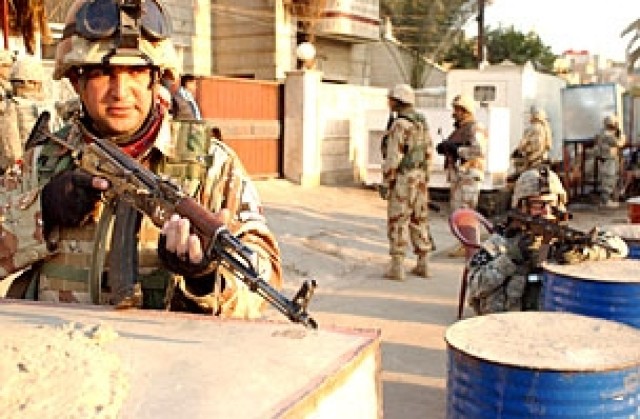 Iraqi soldiers pressure insurgents in western Baghdad