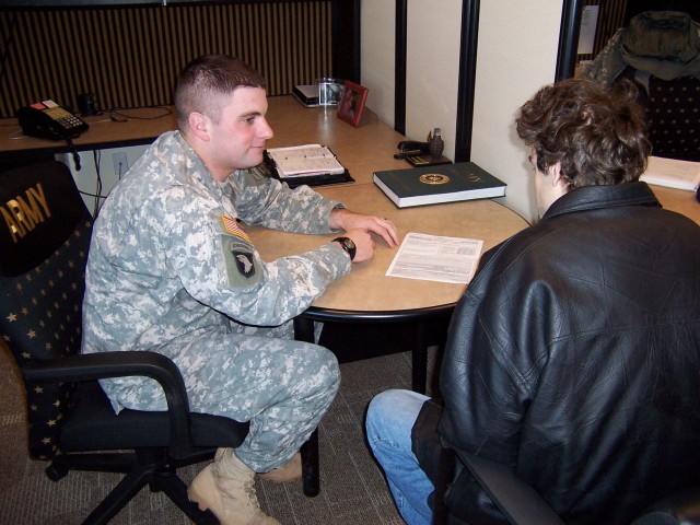 Soldiers Share War Stories, Help Recruiters Through SRAP