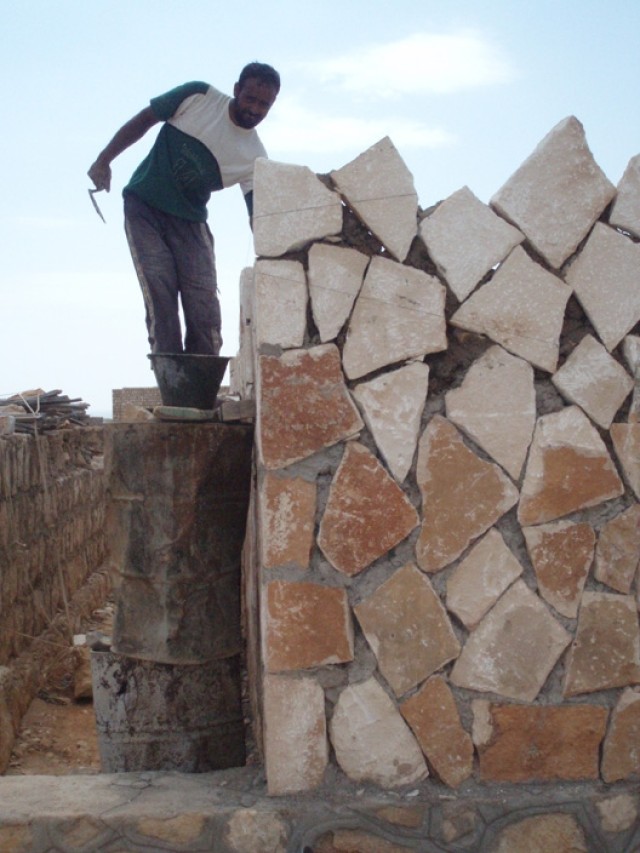 Soldiers Help to Build Schools in Yemen