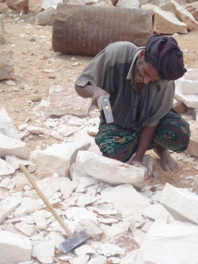 Soldiers Help to Build Schools in Yemen