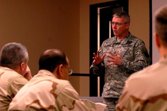 Officers Discuss Counterinsurgency -- Personal Experiences Shared at COIN Seminar
