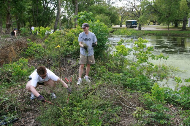 Army Field Band and Soldiers&#039; Chorus Clean-Up New Orleans