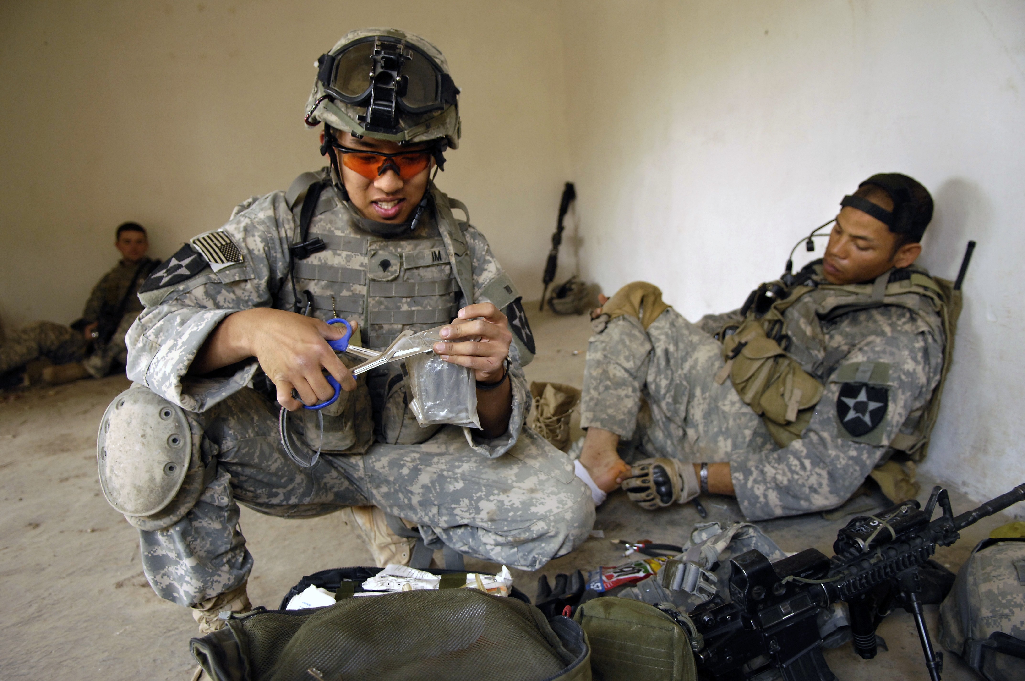 helping-a-fellow-soldier-article-the-united-states-army