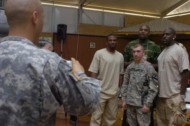 NFL Athletes Boost Soldiers&#039; Morale in Iraq