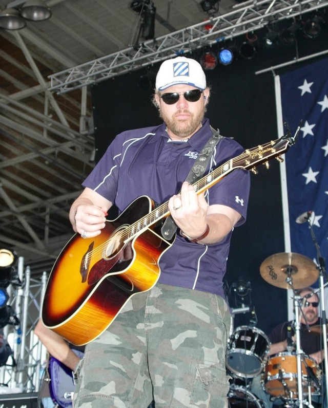 Toby Keith plays for 4,000 at Wiesbaden