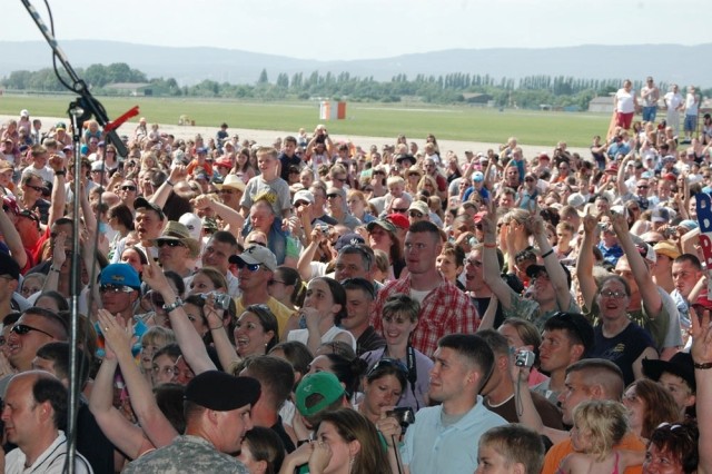 Toby Keith plays for 4,000 at Wiesbaden