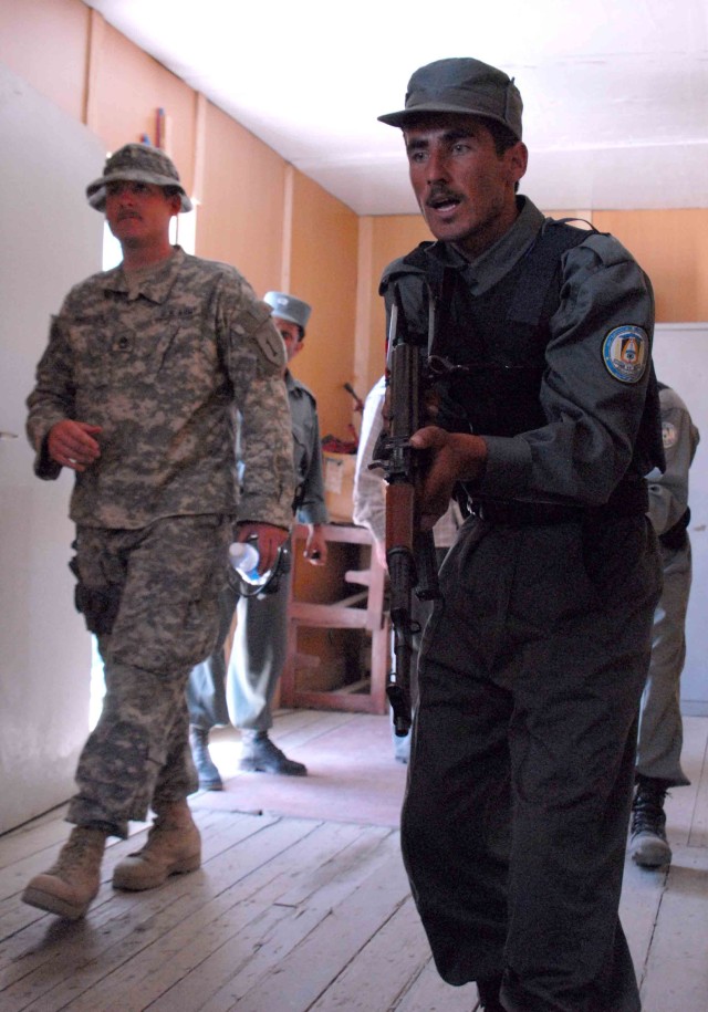 Coalition Trains Afghan Police in Special Weapons, Tactics