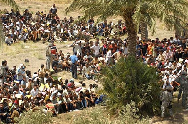 Many Iraqis Vie for Security Jobs