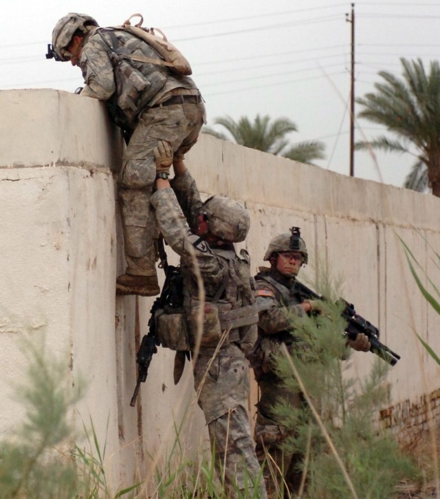 U.S., Iraqi Generals Chart Security Progress in Baghdad