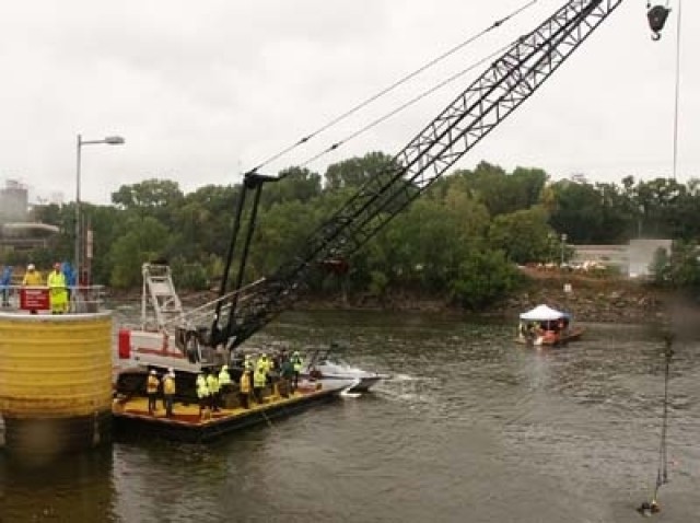 Army Corps of Engineers Helps with I-35W Bridge Collapse