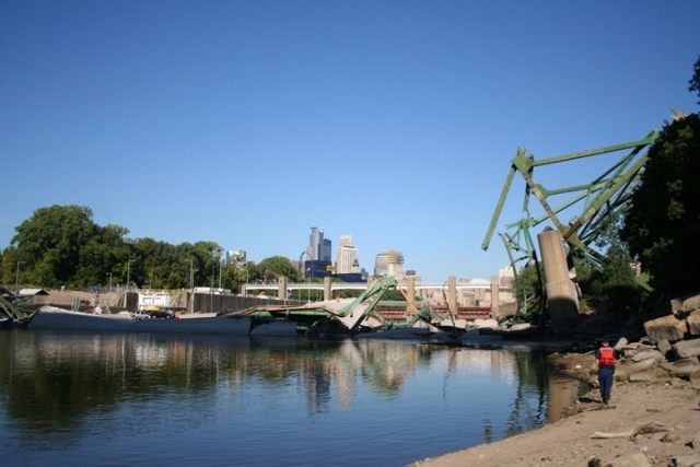 Army Corps of Engineers Helps with I-35W Bridge Collapse