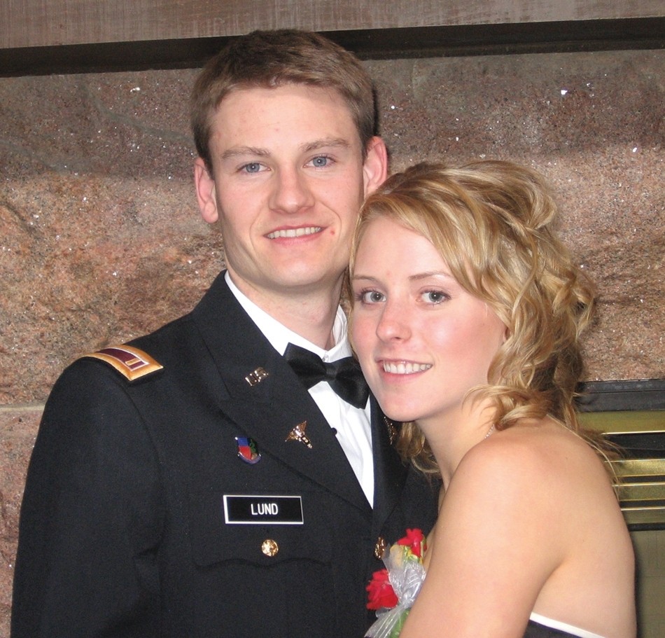 Army Couple Helps Injured at I-35 Bridge | Article | The United States Army