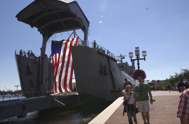 Последний армейский корабль чествует черного американского героя