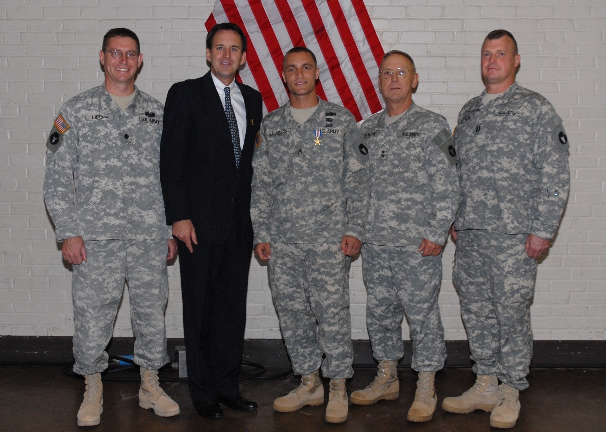 File:Military service members honored during Chicago Bears game  141116-A-TI382-457.jpg - Wikimedia Commons