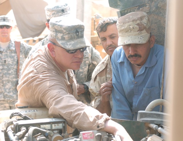 U.S. Soldiers Teach IA Mechanics