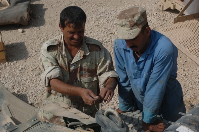 U.S. Soldiers Train IA Mechanics