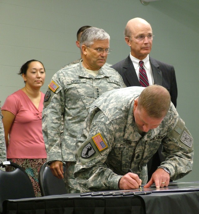 Army Leaders Sign Covenant with Families