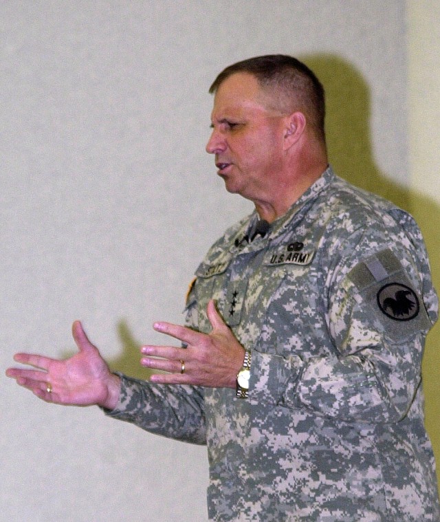Army Reserve Chief Discusses Priorities for Today&#039;s Reservists During Heidelberg Town Hall