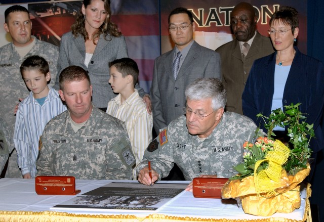 Senior Leaders Renew Army Commitment to Families at Heidelberg Covenant Signing