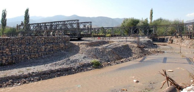 Bridging the Rowoian Tuy
