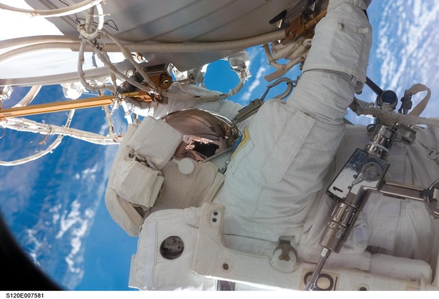 Discovery Crew Preps for Saturday&#039;s Spacewalk