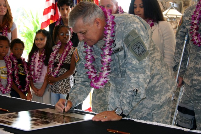 Gen. Cody signs Army Family Covenant at Schofield