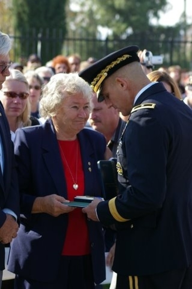 Apache pilot&#039;s family presented Distinguished Service Cross