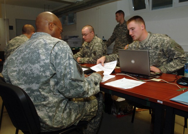 Community Streamlines Process of Reintegrating 'Dagger' Brigade Soldiers Home from Iraq