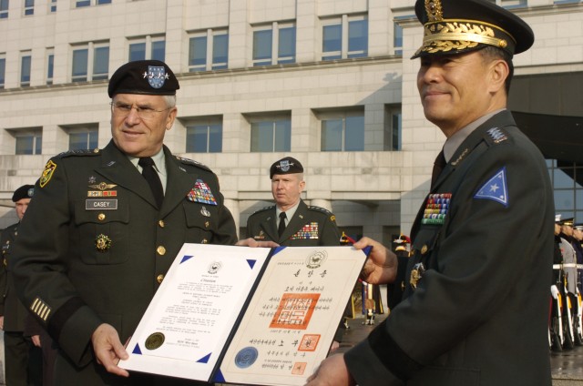 Gen. Casey Awarded the Bokuk Medal
