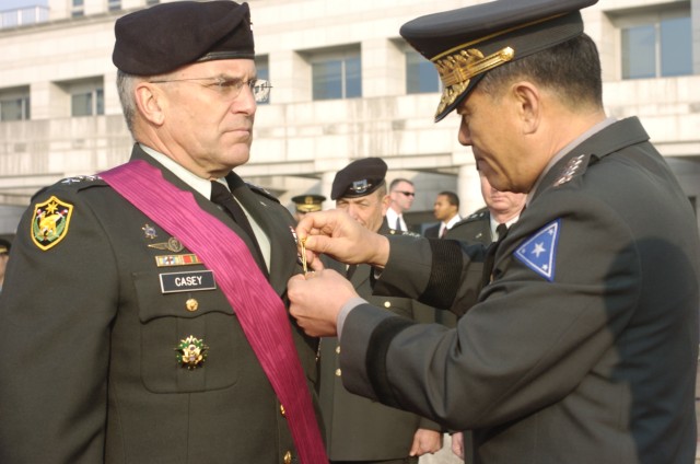 Gen. Casey Awarded the Bokuk Medal