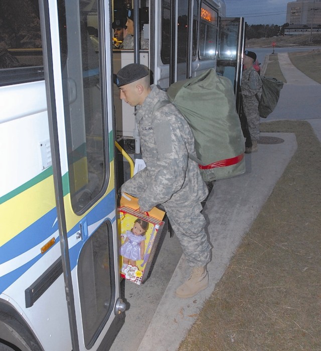 Soldiers Head Home for the Holidays