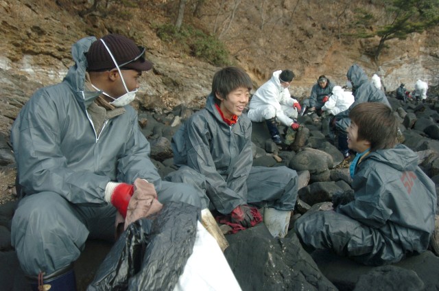 Soldiers help clean up Korean Oil Spill