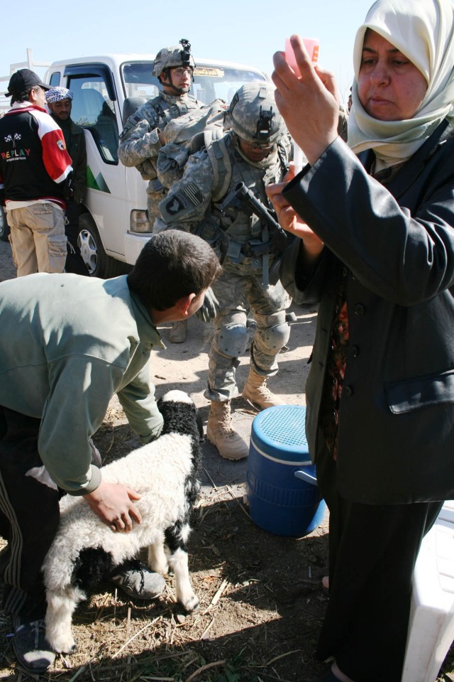 Iraqi Army, Rakkasans organize veterinary visit in Yusufiyah