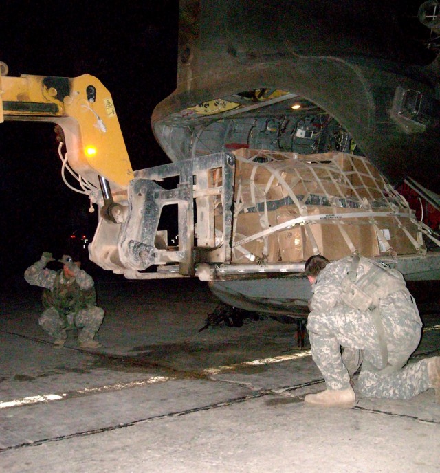 Helicopters, crews of 'Big Windy' keep Soldiers, cargo moving in Iraq ...