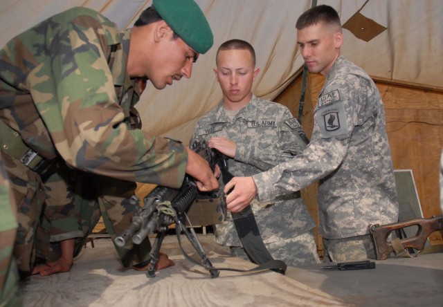 Armament experts train Afghan mechanics to work with U.S. small-arms