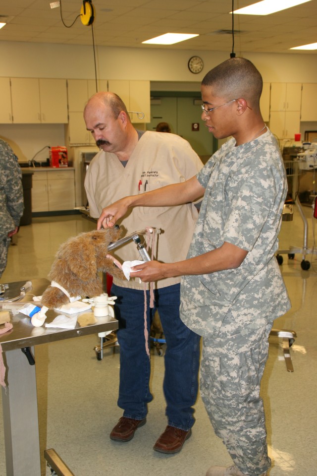 Army Trains Military Animal Care Guardians