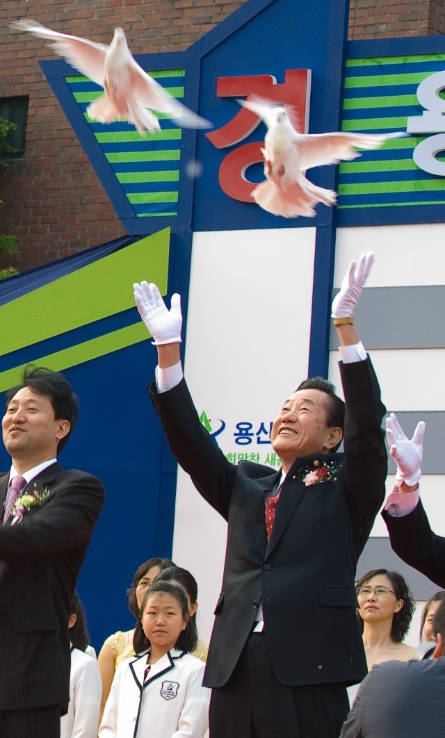 Korean officials release doves at ceremony